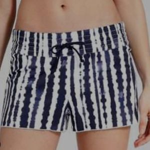 Athleta wave break smocked swim short